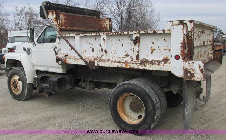 image for item E7032 1993 Ford F700 dump truck