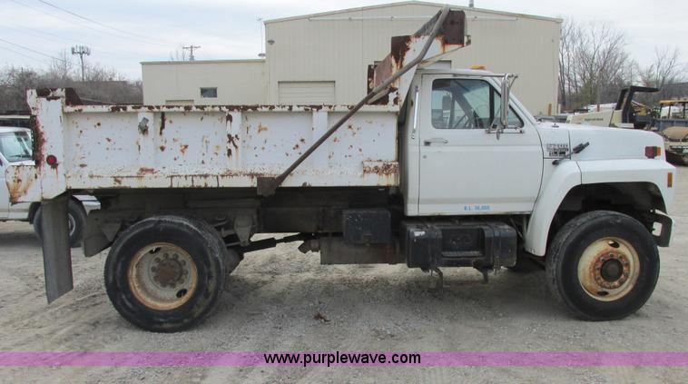 image for item E7032 1993 Ford F700 dump truck