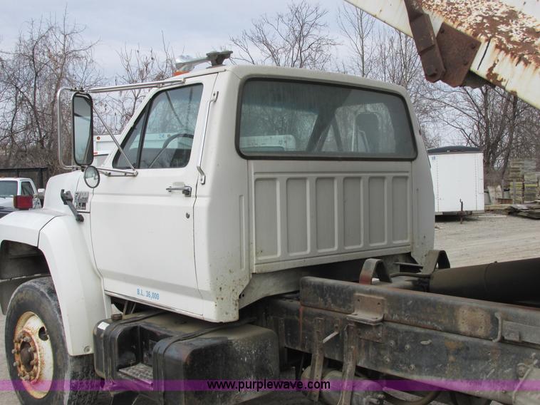 image for item E7032 1993 Ford F700 dump truck