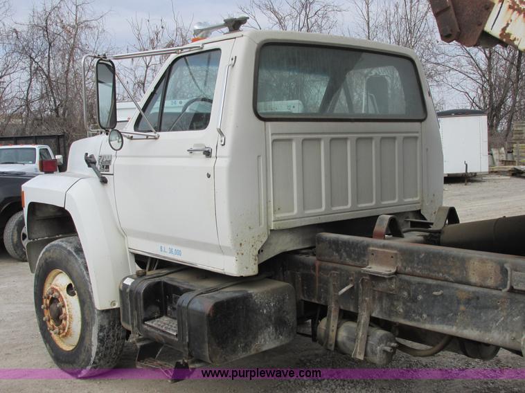 image for item E7032 1993 Ford F700 dump truck