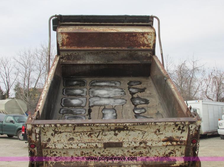 image for item E7032 1993 Ford F700 dump truck
