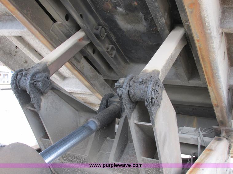 image for item E7032 1993 Ford F700 dump truck