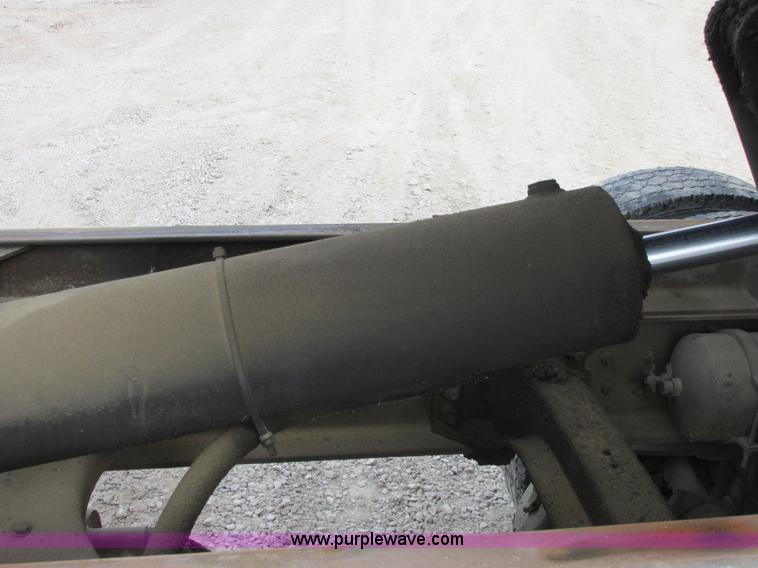 image for item E7032 1993 Ford F700 dump truck