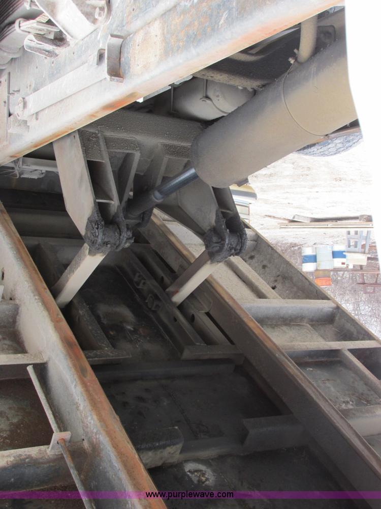 image for item E7032 1993 Ford F700 dump truck