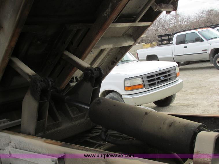 image for item E7032 1993 Ford F700 dump truck