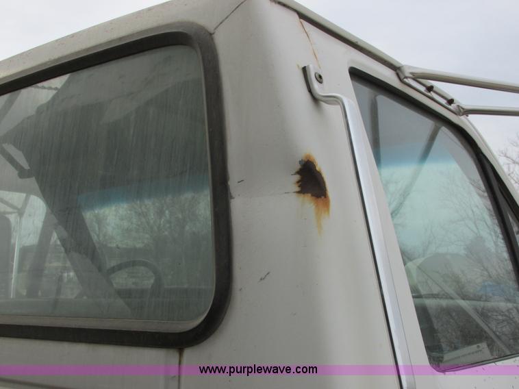 image for item E7032 1993 Ford F700 dump truck