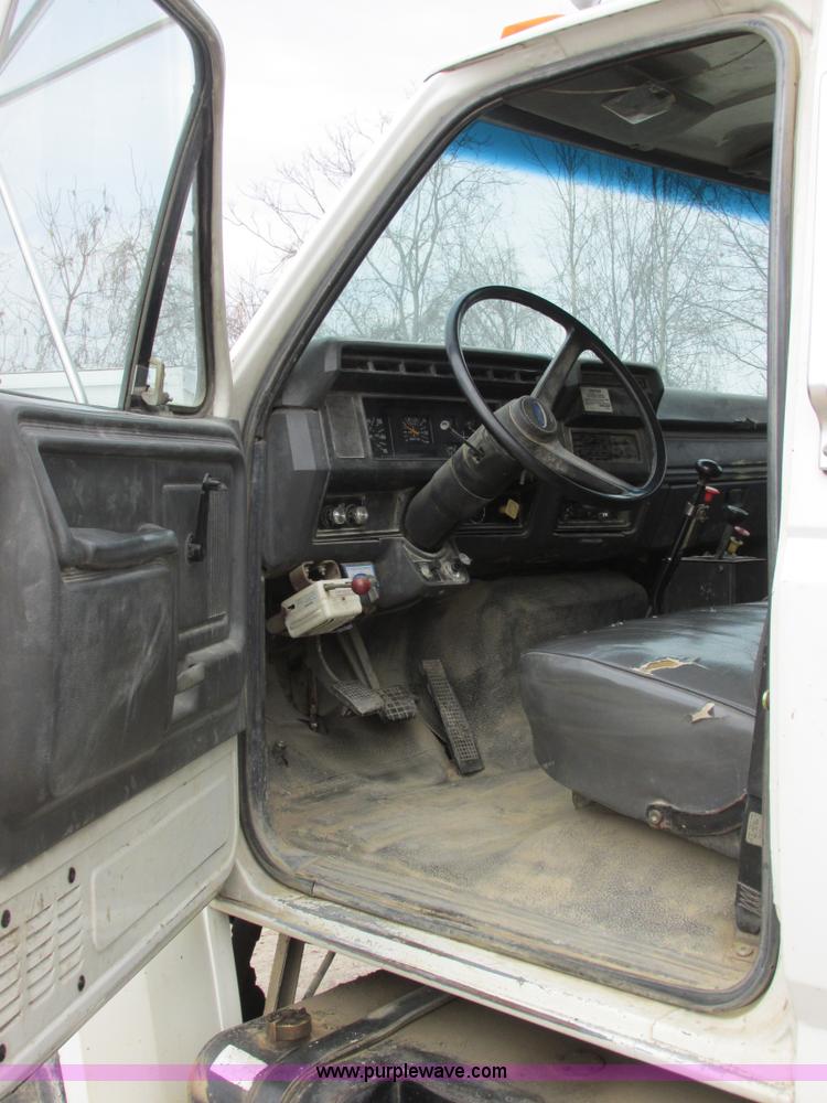 image for item E7032 1993 Ford F700 dump truck