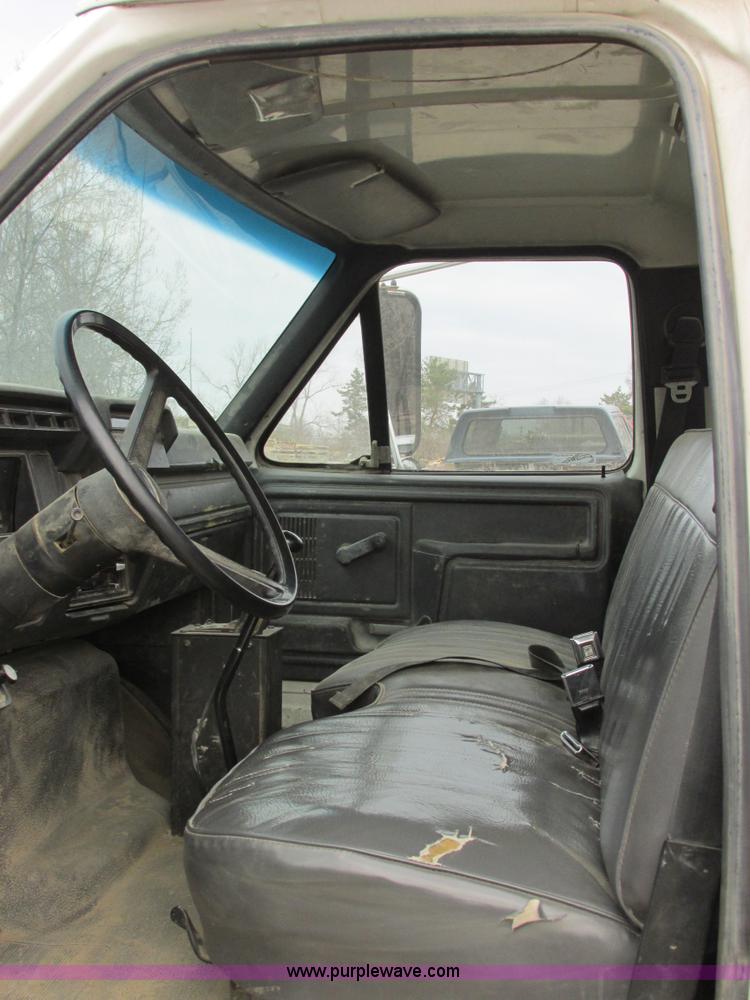 image for item E7032 1993 Ford F700 dump truck