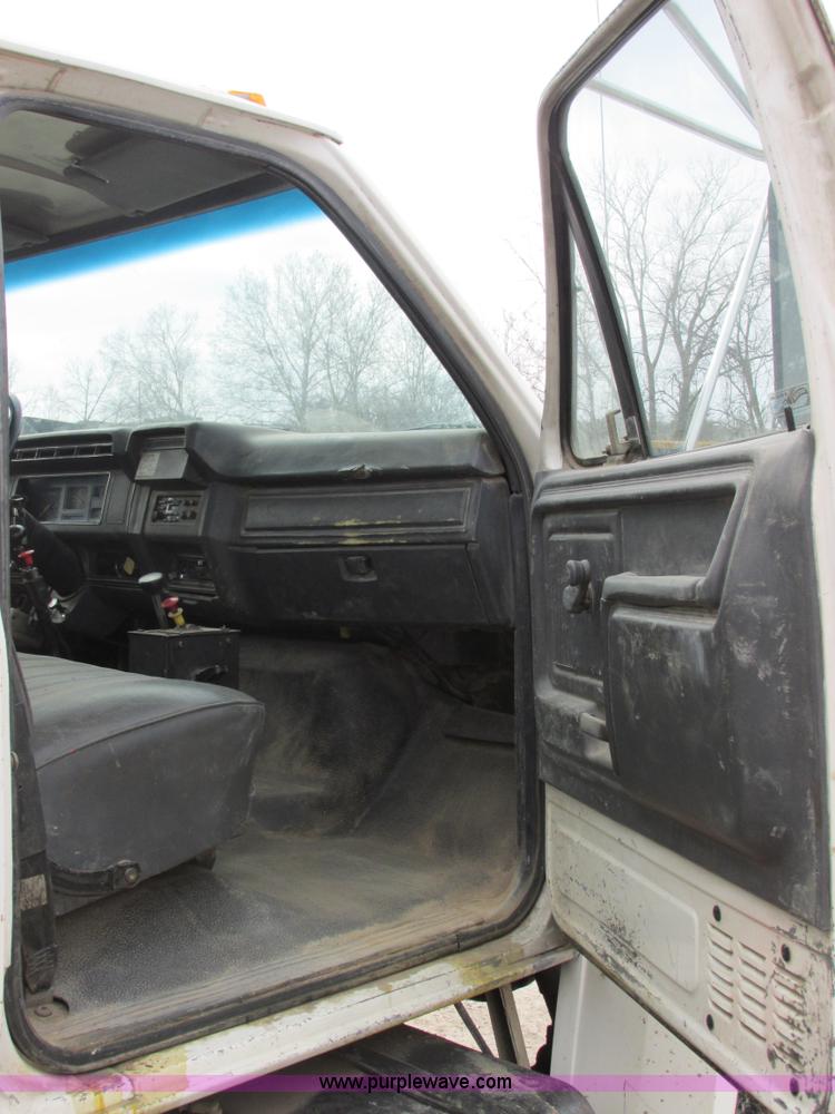 image for item E7032 1993 Ford F700 dump truck
