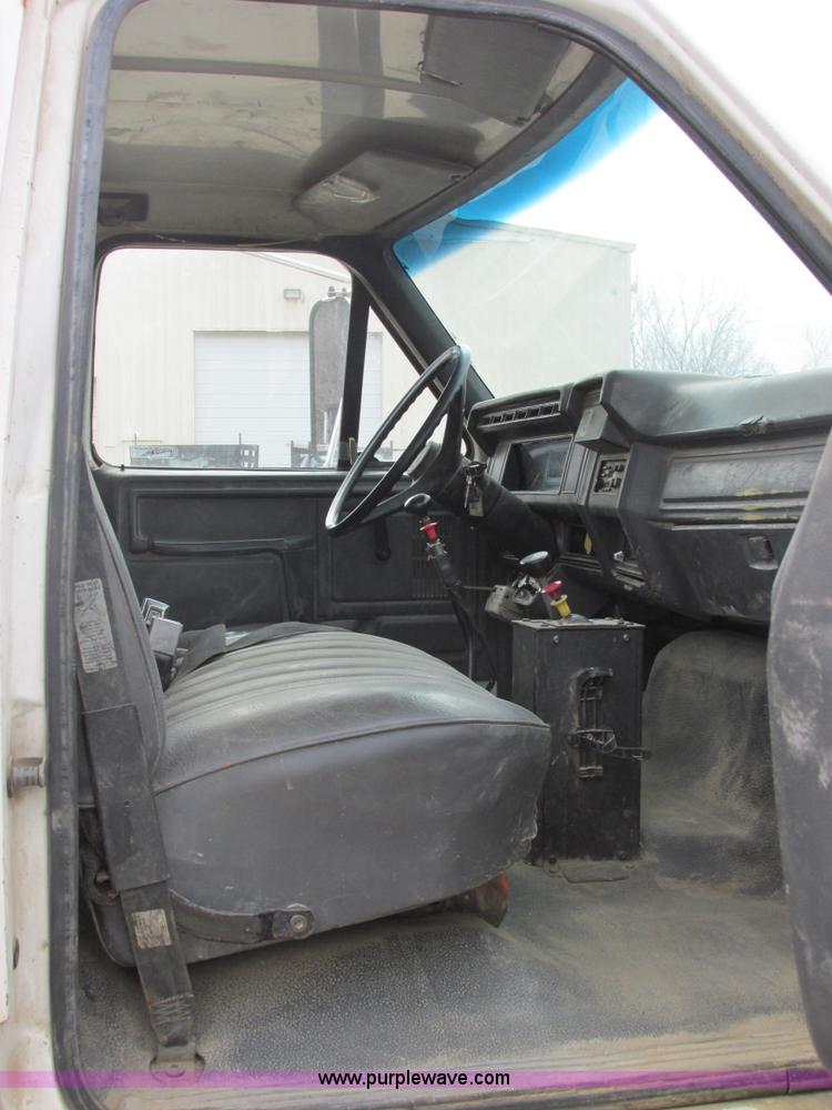 image for item E7032 1993 Ford F700 dump truck