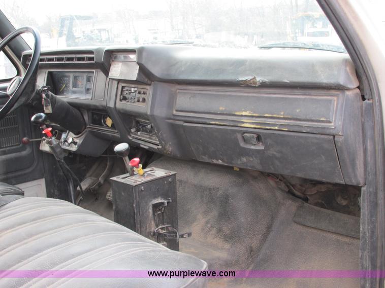 image for item E7032 1993 Ford F700 dump truck