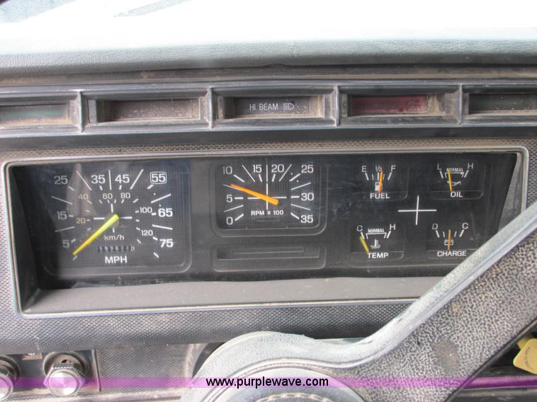 image for item E7032 1993 Ford F700 dump truck