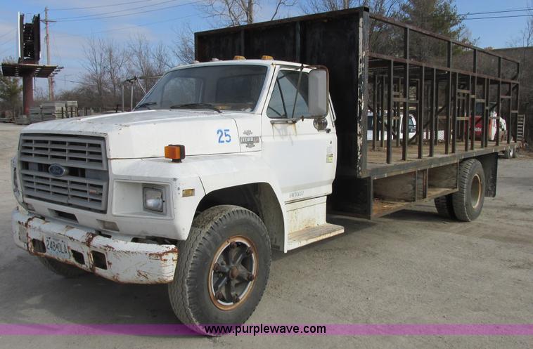 image for item E7034 1986 Ford F700 flatbed truck