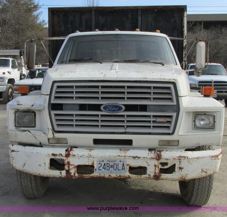 image for item E7034 1986 Ford F700 flatbed truck
