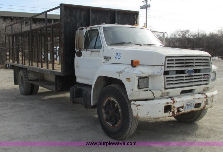 image for item E7034 1986 Ford F700 flatbed truck