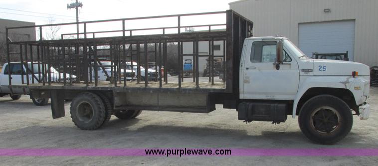 image for item E7034 1986 Ford F700 flatbed truck