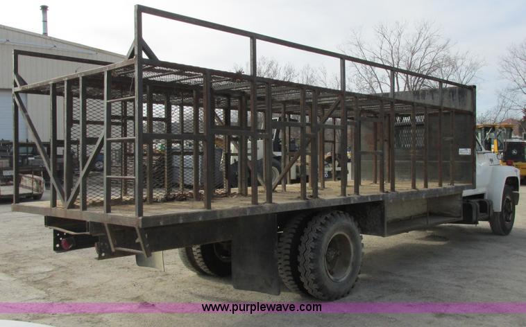 image for item E7034 1986 Ford F700 flatbed truck