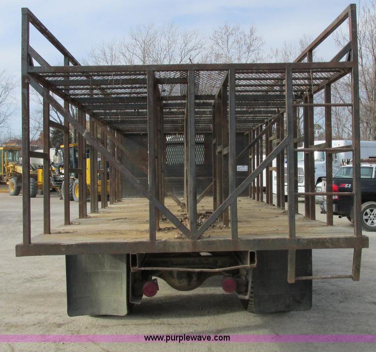 image for item E7034 1986 Ford F700 flatbed truck