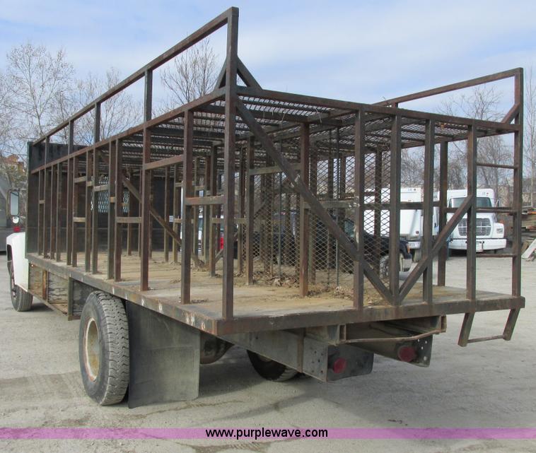 image for item E7034 1986 Ford F700 flatbed truck