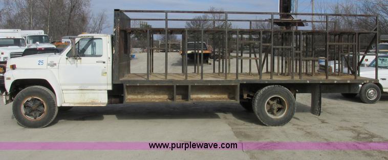 image for item E7034 1986 Ford F700 flatbed truck
