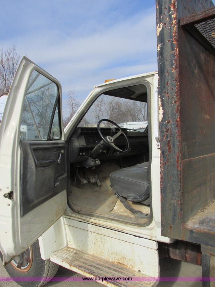 image for item E7034 1986 Ford F700 flatbed truck