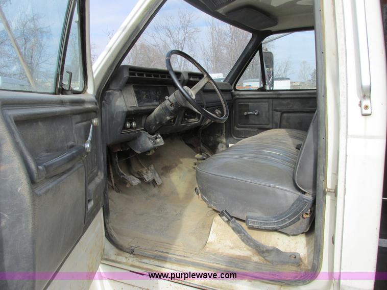 image for item E7034 1986 Ford F700 flatbed truck