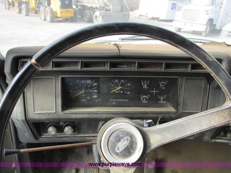 image for item E7034 1986 Ford F700 flatbed truck