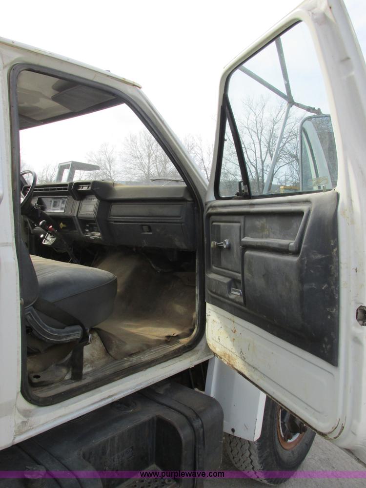 image for item E7034 1986 Ford F700 flatbed truck