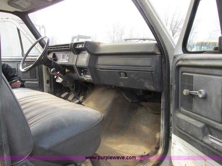 image for item E7034 1986 Ford F700 flatbed truck