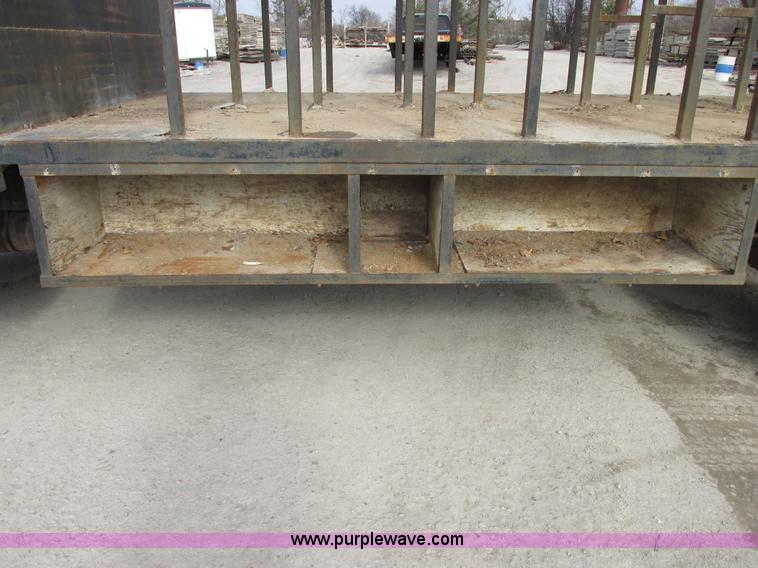 image for item E7034 1986 Ford F700 flatbed truck