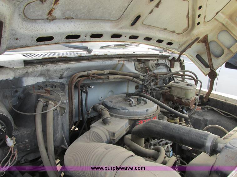 image for item E7034 1986 Ford F700 flatbed truck