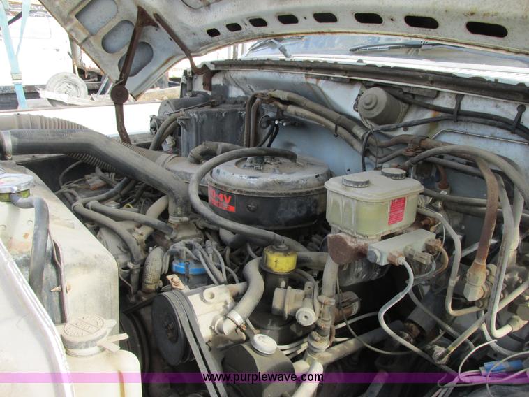 image for item E7034 1986 Ford F700 flatbed truck