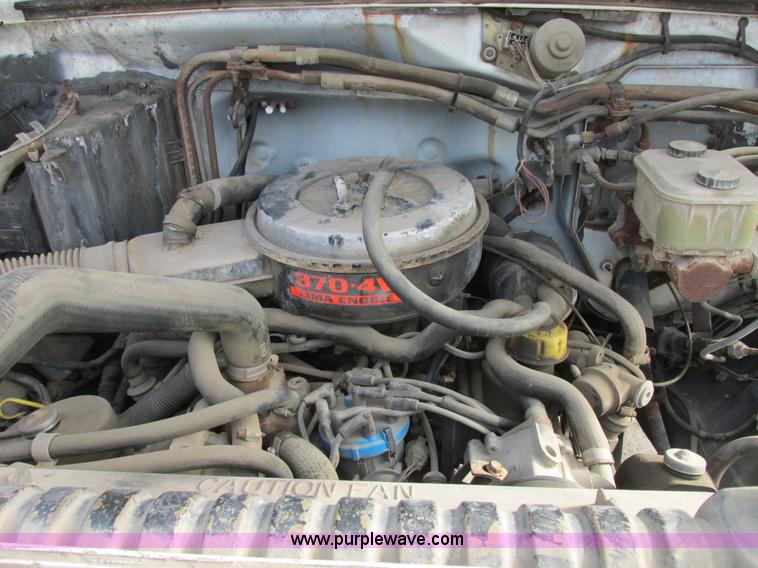 image for item E7034 1986 Ford F700 flatbed truck