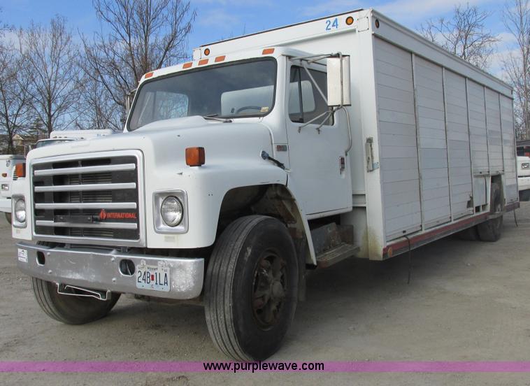 image for item E7035 1988 International S1700 beer/form truck