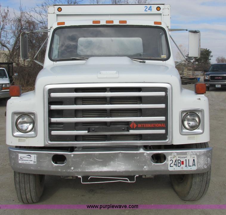 image for item E7035 1988 International S1700 beer/form truck