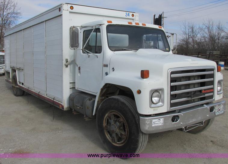 image for item E7035 1988 International S1700 beer/form truck