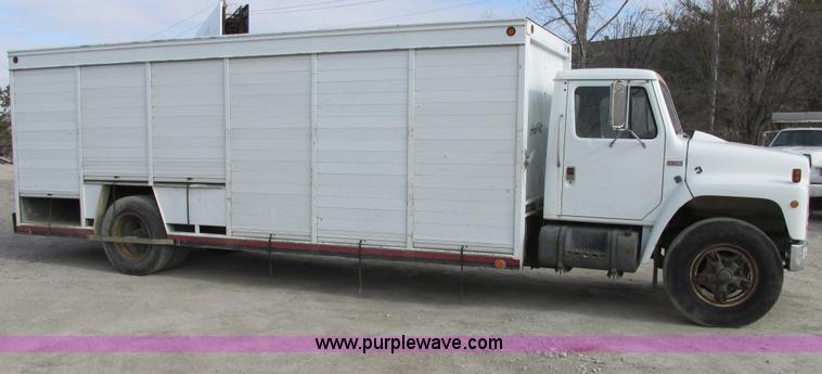 image for item E7035 1988 International S1700 beer/form truck