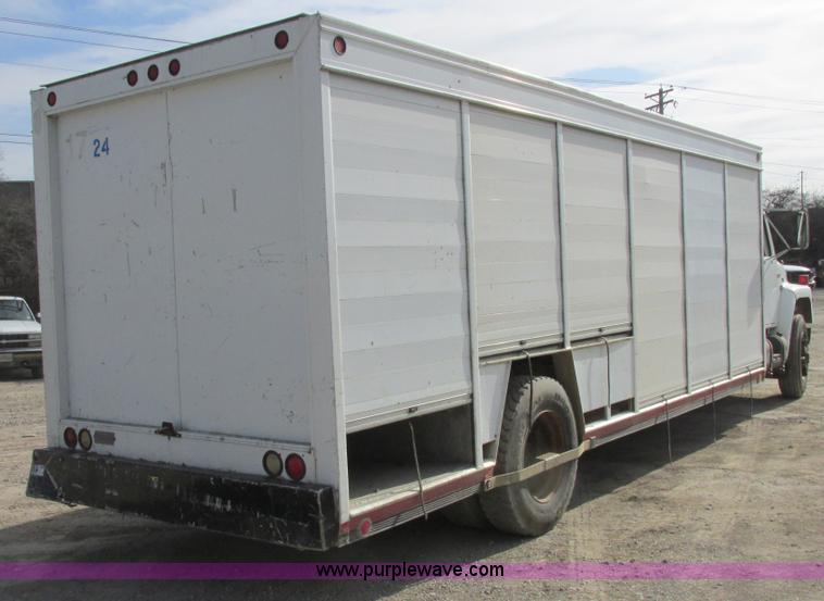 image for item E7035 1988 International S1700 beer/form truck