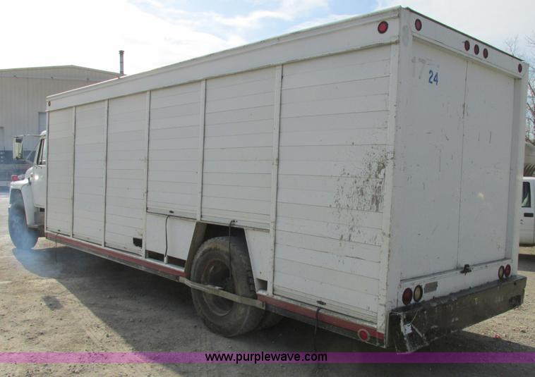 image for item E7035 1988 International S1700 beer/form truck
