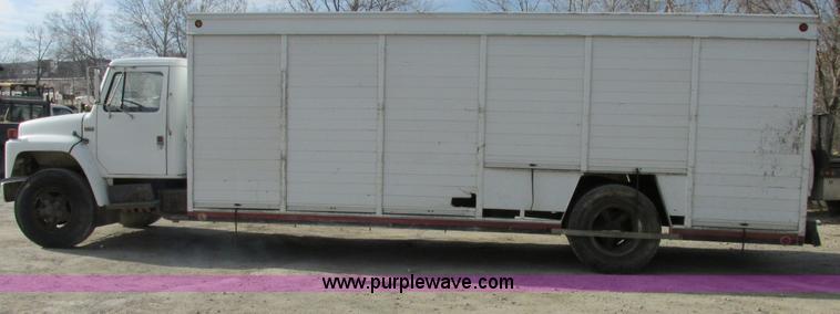 image for item E7035 1988 International S1700 beer/form truck