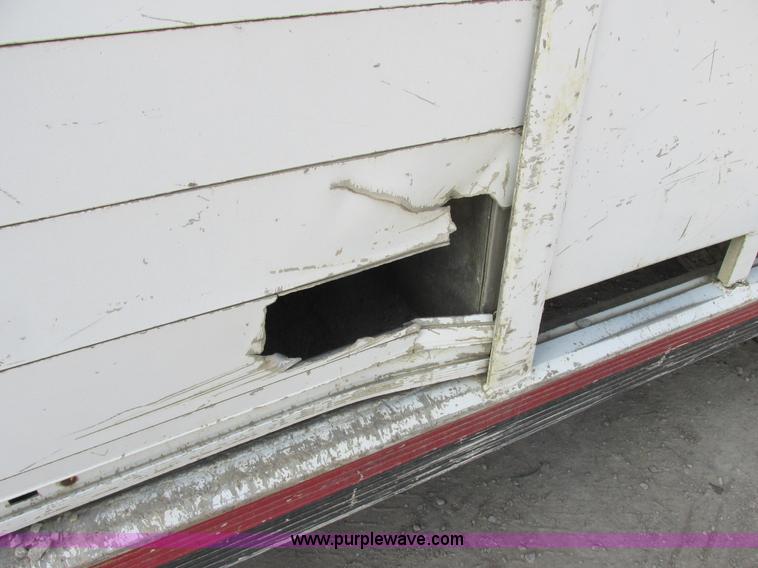 image for item E7035 1988 International S1700 beer/form truck