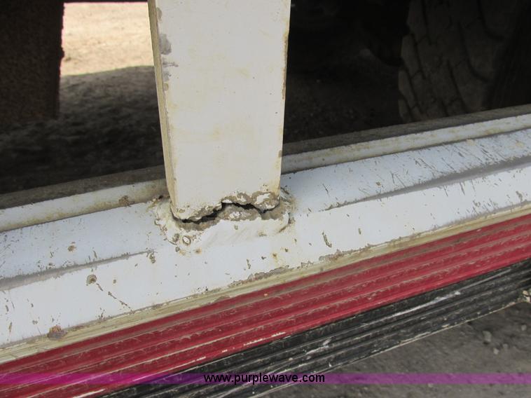 image for item E7035 1988 International S1700 beer/form truck