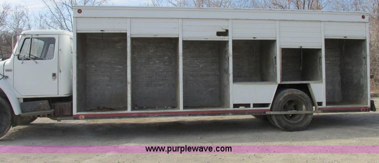 image for item E7035 1988 International S1700 beer/form truck