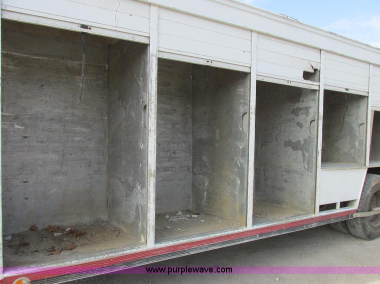 image for item E7035 1988 International S1700 beer/form truck