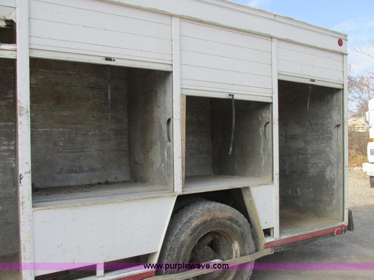 image for item E7035 1988 International S1700 beer/form truck