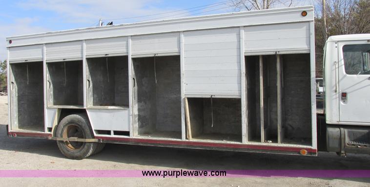 image for item E7035 1988 International S1700 beer/form truck