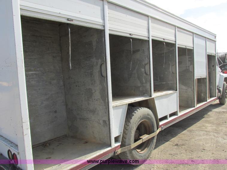 image for item E7035 1988 International S1700 beer/form truck