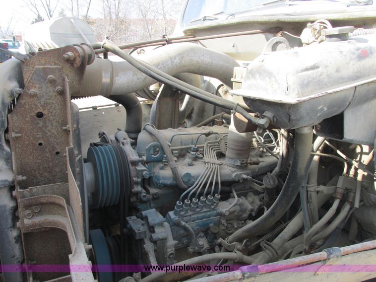 image for item E7035 1988 International S1700 beer/form truck