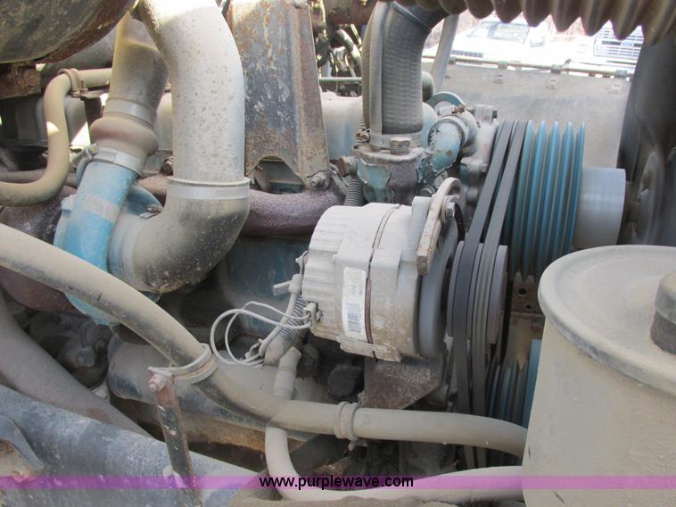 image for item E7035 1988 International S1700 beer/form truck