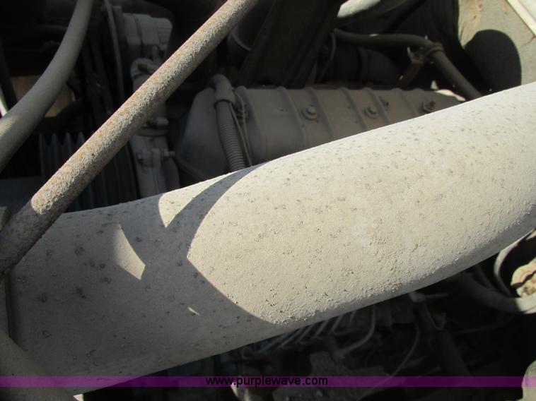 image for item E7035 1988 International S1700 beer/form truck